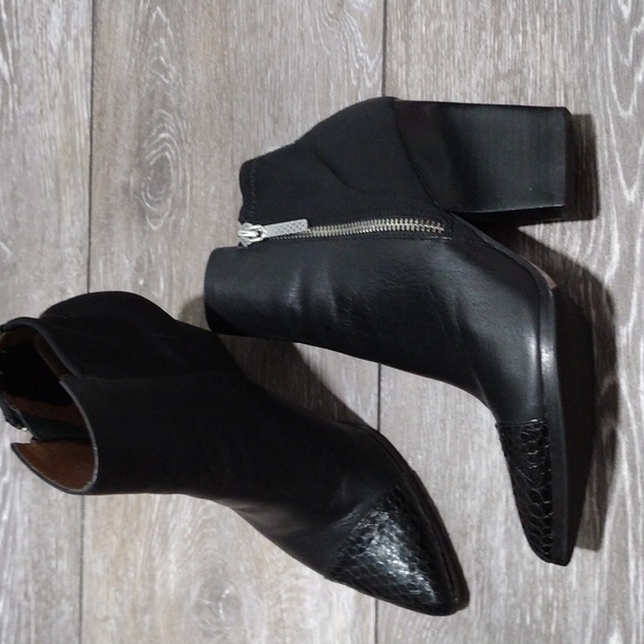 Donald Pliner black leather and stretch fabric zip booties. Size 5 - Picture 13 of 15